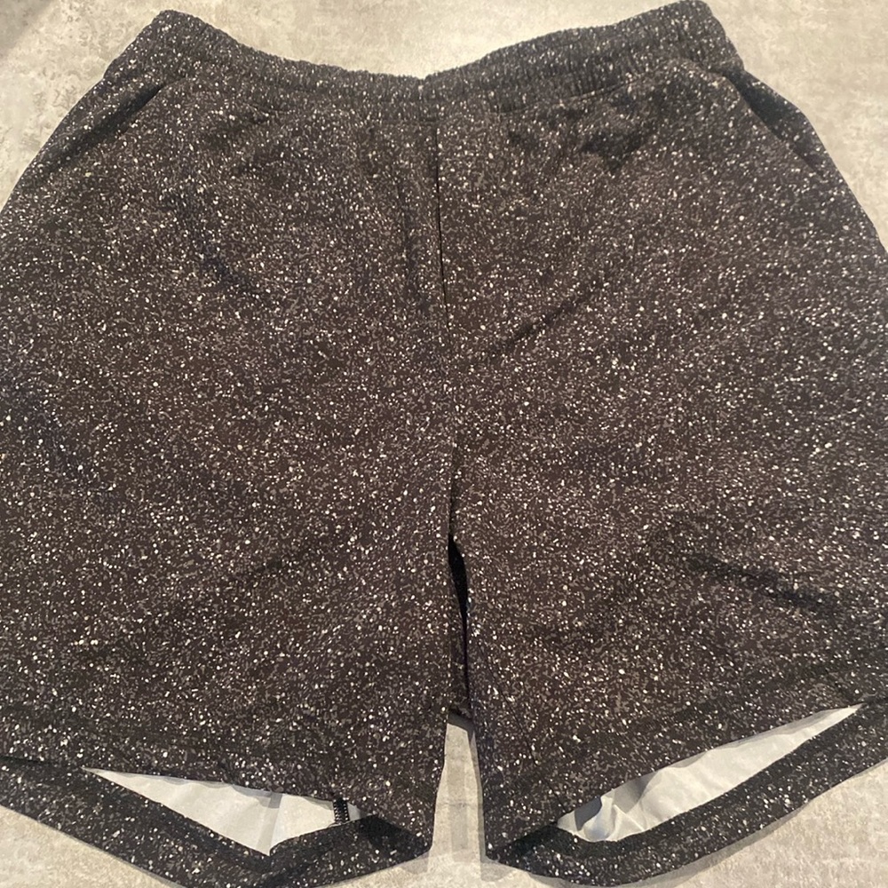 Lulu Pacebreaker black/white pattern
- Liner Cut Out 
- Size Large 5” Inseam